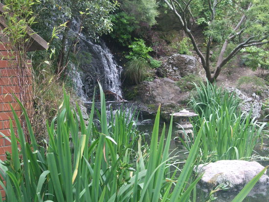 Dort brennt die Friedensflamme von Hiroshima.