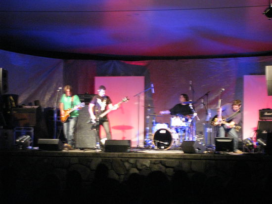 Eine Band spielte zur Unterhaltung.