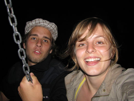 Danach auf dem Spielplatz am Schaukeln.