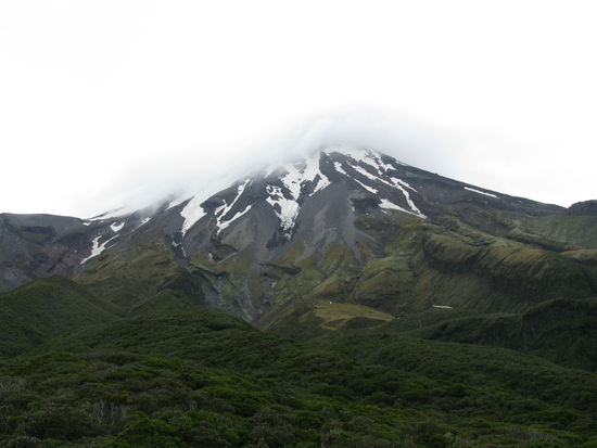 Der Mount Taranaki im Nebel.