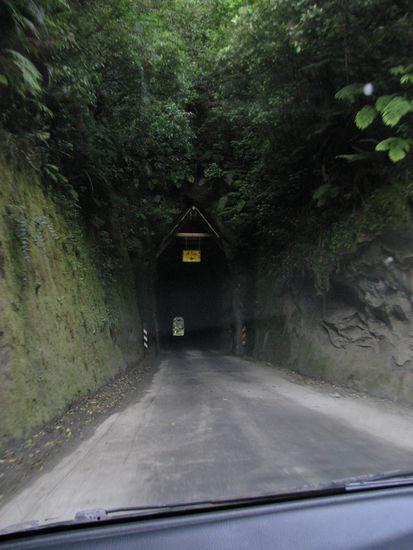 Ein neuseelaendischer Strassentunnel. Einspurig, versteht sich.