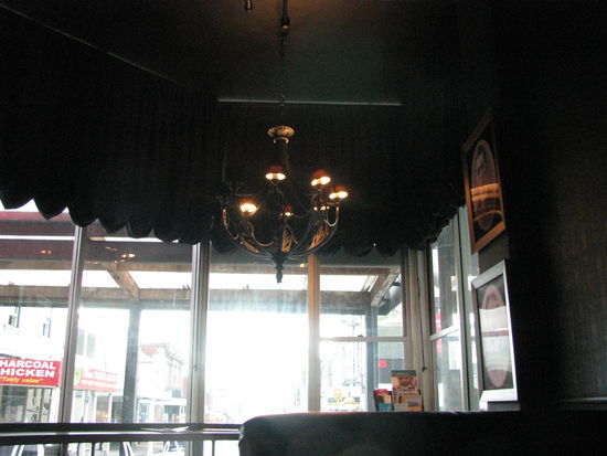 Der Kerzenleuchter in der Pizzaria.