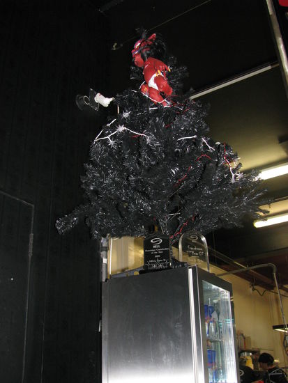 Der Tannenbaum war natuerlich schwarz, wie sich das für die Hölle gehört.