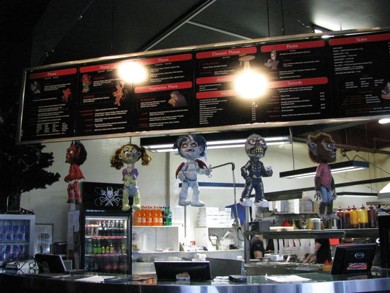 Viele Leichen hingen von der Decke.