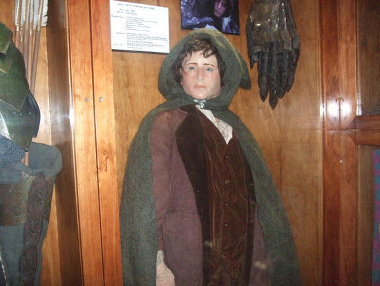 Frodo-Puppe. Wurde zum Beispiel in der Szene eingesetzt, in der Arwen mit Frodo von den Furten des Isen wegreitet, um Frodo kleiner wirken zu lassen.