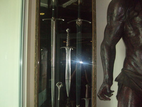 Die original Schwerter aus dem Herrn der Ringe, darunter zum Beispiel Frodos Schwert, Stich.