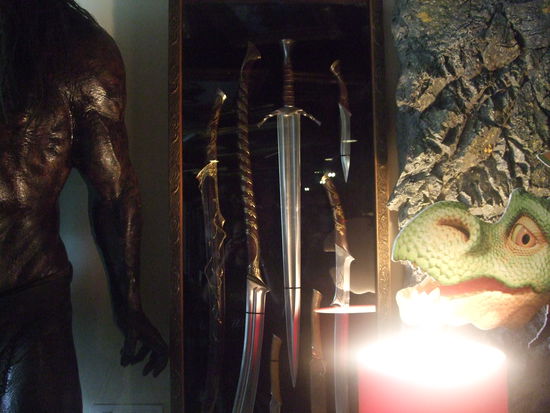 Und andere original Herr der Ringe Waffe, wie zum Beispiel die Dolche von Legolas.