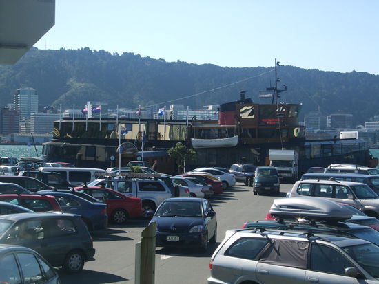 Im Hintergrund auf dem Schiff ist das Skippers, ein Fischrestaurant, das dort vor Anker liegt.