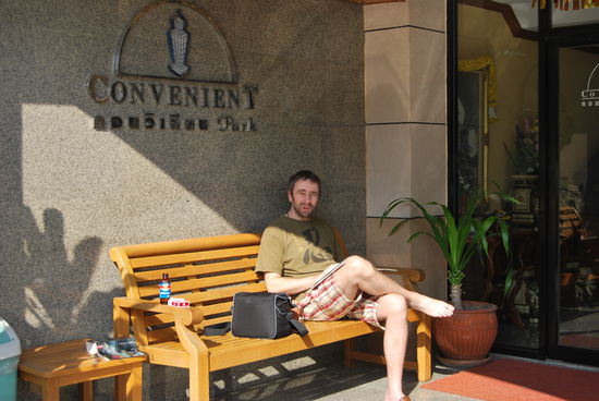 vor dem Hotel, die Sonne scheint 