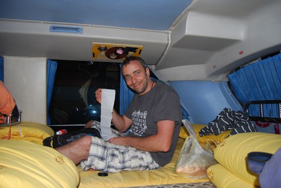 unser Bett  Stefan hat noch kurz die AirCon abgedichtet...