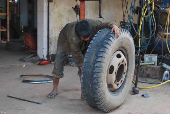 in der Formel 1 sind in diesem Jahr doch auch wieder Slicks erlaubt??
Hinten links, ein Teil der Felge.
