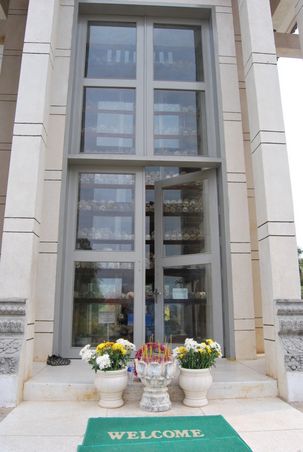 das Mahnmal mit 1000den Totenkoepfen, sortiert nach Alter...
