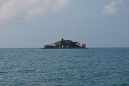ein super teures Hotel auf einer kleinen Insel... 300-3000$... wer's brauch...