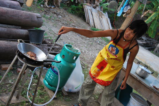 Soe beim kochen in der Kueche 