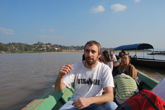 Hinter uns der braune Strand ist dann die Grenze zu Laos!