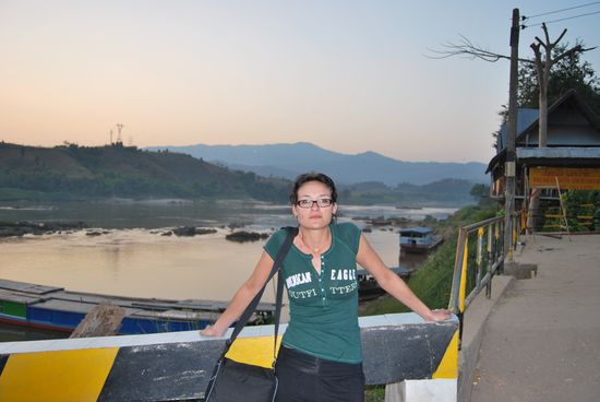 Am Pier, wo morgen unser Slowboat ablegt!
Der Mekong, Lebensader fuer 6 Laender!!