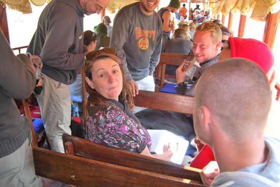 Die Stimmung an Bord wird besser!
Man beachte das ueberaus ausladende Inventar!!