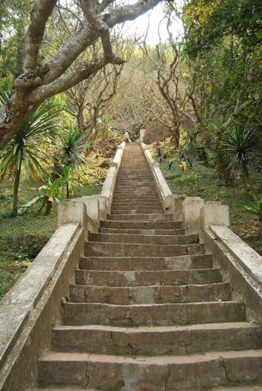 Auch hier vernachlaessigt Stefan seine Krankengymnastik nicht, wie in Deutschland aber mit Zuzahlung (Eintritt 20.000 Kip!)