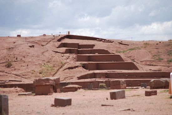 Der Rest des Tempels... mit 7 Stufen! Was als eine perfekte Zahl fuer Bolivianer gilt, da es sich aus den 4 Elementen und den 3 Daseinsformen, ueber, auf und unter der Erde zusammensetzt...