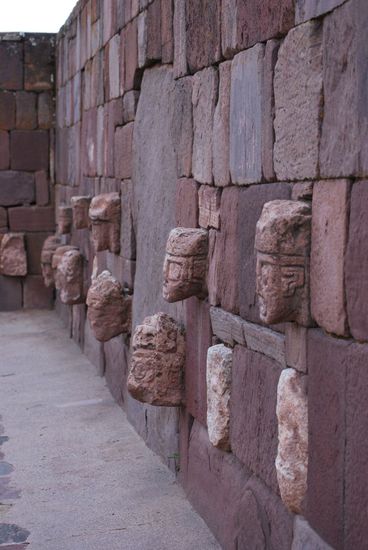 in dem Pacha Mama Tempel (Mutter-Erde). Hier wurden ueber 150 dieser Steingesichter gefunden und wieder eingesetzt.