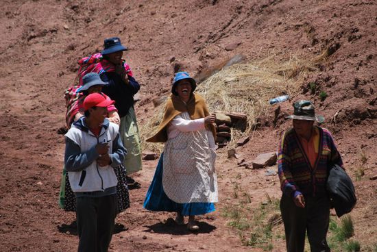 und die graben nach den alten tempeln, steinen, vasen....