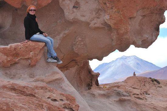 vor dem Vulkan in der Lava-Landschaft