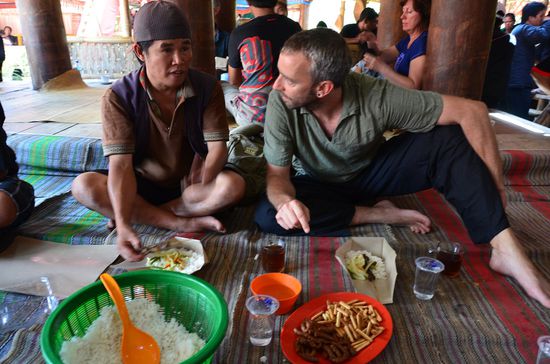 jetzt gabs die Sau, mit allem drum und dran! Wir habens gesehn! Alles was aus dem Schwein rauskommt wird direkt in ein Bambus-Rohr gestopft, auf den Grill gelegt und dann serviert! Aber, lecker wars.... Wir haben natürlich probiert!