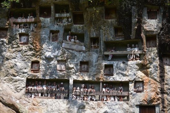oben rechts am Balkon wurden die Puppen geklaut und wahrscheinlich von Antiquitäten Händlern für teures Geld verscherbelt... Traurig find ich das!