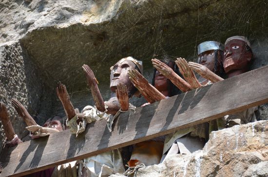 die Art wie sie ihre Hände halten, soll die Lebende Familie beschützen und immer Reich an Gaben sein.... so irgendwie....