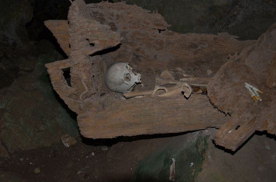 man beachte die Zigaretten als Gabe!