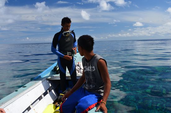 Saiful und Is am erster Tauchspot Reef 1, los schaut ins Wasser!