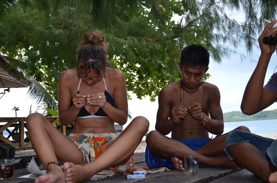 Is und ich beim Kokosnuss-Schmuck machen