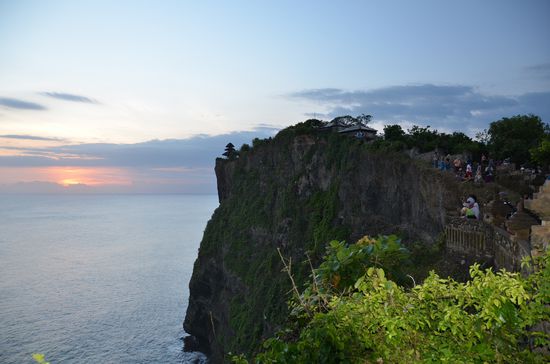 gaaaanz klein oben auf der Klippe der Uluwatu Tempel