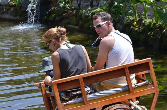 durchs Wasser geritten, eine Erfrischung für uns und den Elefant wahrscheinlich auch! Immer wenn Wasser in die Nähe kam, haben se echt nen Schritt zugelegt 