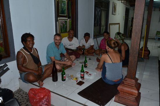 nachdem ihr ja schon wisst, wie groß die Bierflaschen sind, schaut euch mal ganz genau die braune Arak Flasche an 