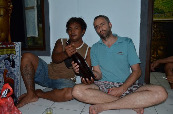 Selbst gebrauter Arak, aber wirklich gut! Drin ist, bisschen Ingwer, Ginseng, Muskatnuss, ein wenig Snake, Tiger, Mouse und auch ein bisschen Krokodil 
Ach ja und nicht zu vergessen, das der gute Mann neben Stefan schon 2,5 von diesen Flaschen intus hatte! Irgendwann wollte er dann fahren, wir meinten dann alle: "But not with the car??" dann ham se uns alle ganz entsetzt angeschaut: "NO, NO, NO!! He drives with the Motorbike, but this is no problem, he has no licence!" Na, dann ist ja alles ok!!