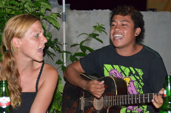 die stehen hier voll auf Bon Jovi! Schön für uns Mädchen, nicht so für unsre Jungs 