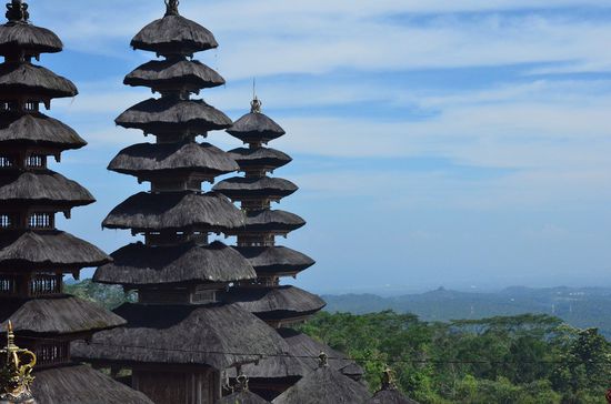 aus ca. 17MIO Kokosnüssen werden die Dächer der Tempel gebaut, halten etwa 15-17 Jahre und müssen dann wieder erneuert werden! Sieht aus wie Steinwolle bei uns, nur in schön!