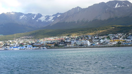 der Blick vom Wasser auf Ushuaia