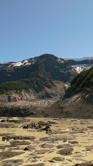Der Gletscher! Oben weiss, unten schwarz!