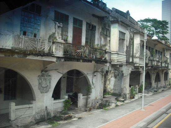 Sehr viele heruntergekommene alte Haeuser..