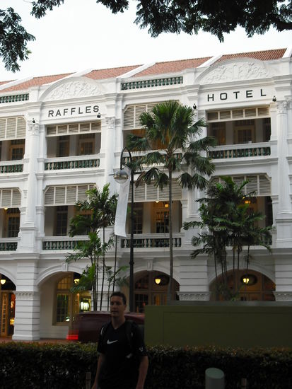 ein paar Schritte von uns..minimum SGD800 die Nacht