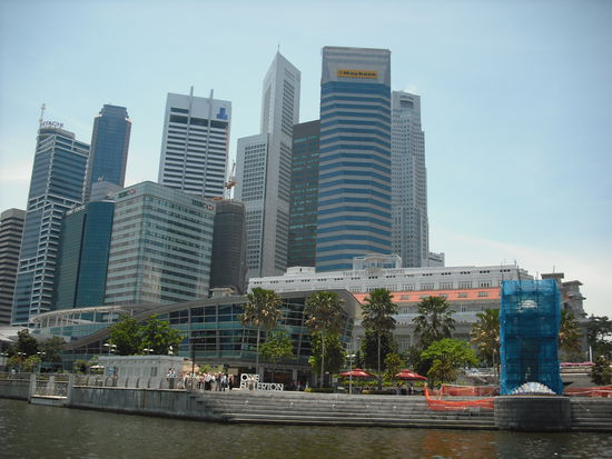Unten rechts in blau der verhuellte Merlion