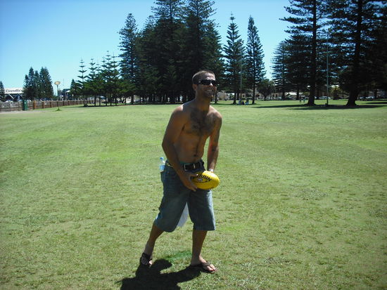 Australian Dude...gibts hier an jeder Ecke....werden einem schon fast nachgeschmissen  also meine lieben weiblichen Freundinnen..das koennte eurer sein, ihr muesst nur kommen 