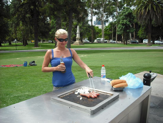 Beim BBQ im Kingspark