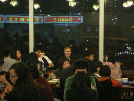 Wartet aufs Essen....laut wars da drin...