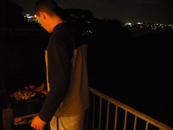 Tony hat endlich seinen heissgeliebten BBQ aufm Balkon..