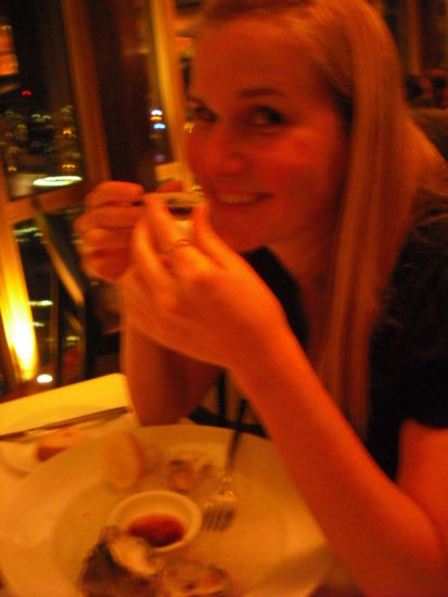 Noch nichts ahnend beim Austern essen