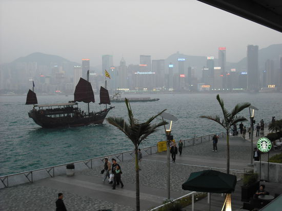 Wunderschoene Promenade in Kowloon mit Blick auf Hongkong Island