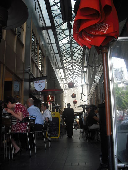 Kleine Essgaesschen an jeder Ecke..eine sehr kulinarische Stadt..alles dreht sich ums Essen und Trinken